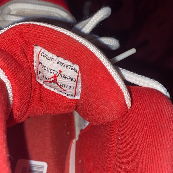 Jordan 11 cherry - Picture 9 of 12